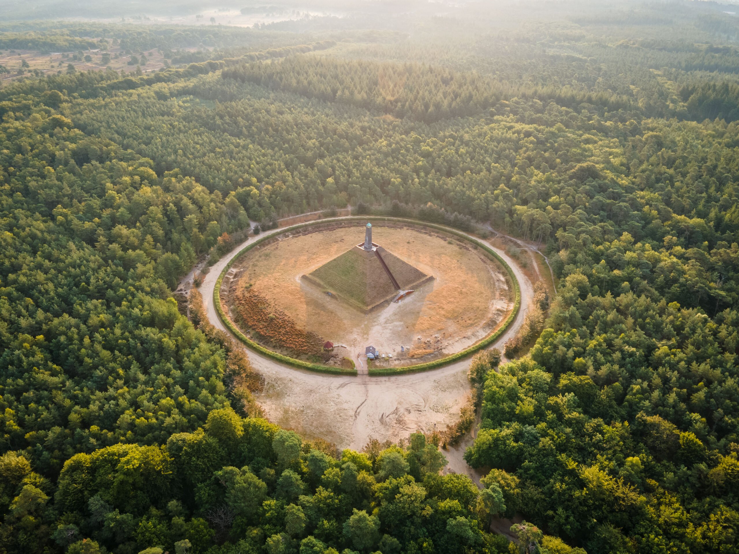Pyramide van Austerlitz zonsopkomst drone