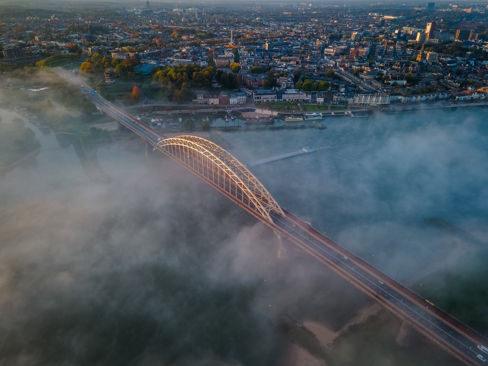 Waalbrug Nijmegen mist drone